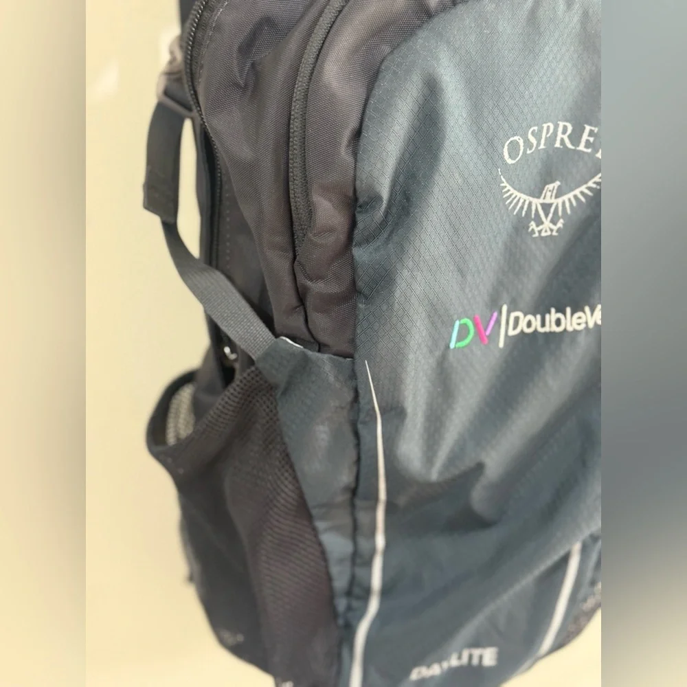 OSPREY Daylite Backpack in Black and Dark Gray